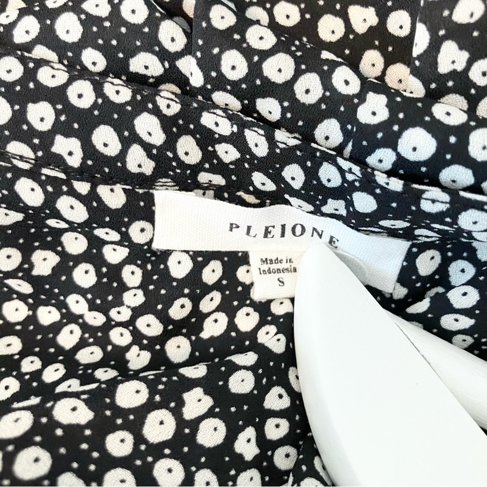 Pleione black and white ditsy floral split neck blouse size small - Picture 4 of 5